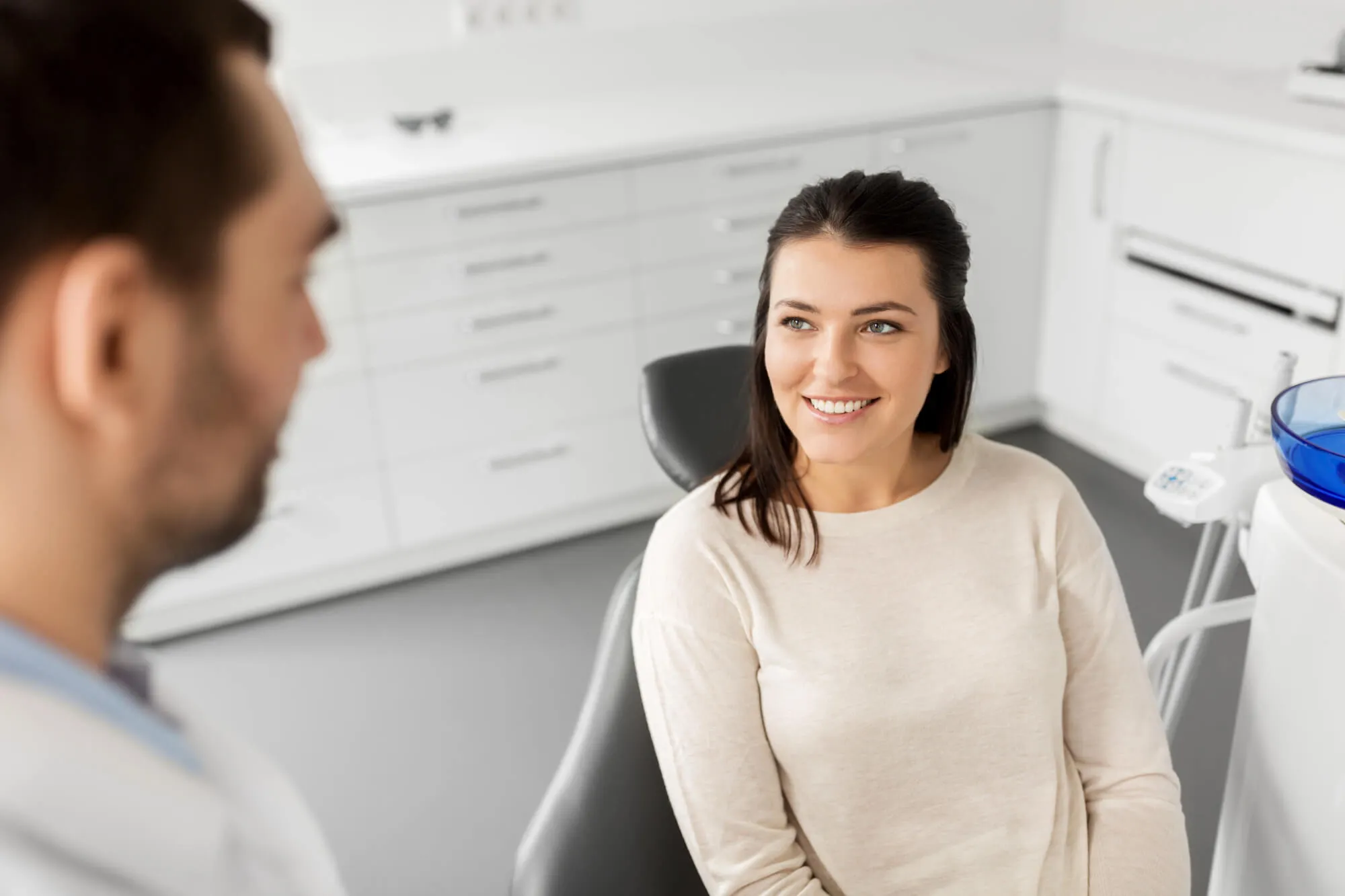 holistic dentist in burtonsville md explaining to patient